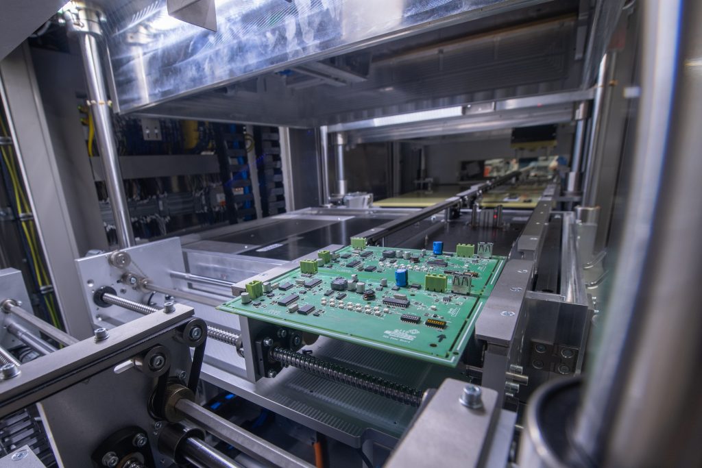 Sistema de prueba de placas electrónicas de EIIT-A controlar company